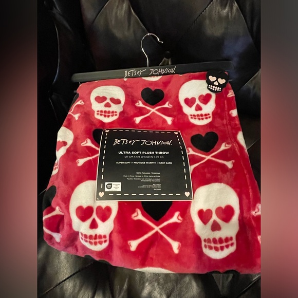BETSEY JOHNSON NWT Pink Skulls Crossbones Ultra Soft Plush Throw Blanket 💖💀🖤 - Picture 11 of 11